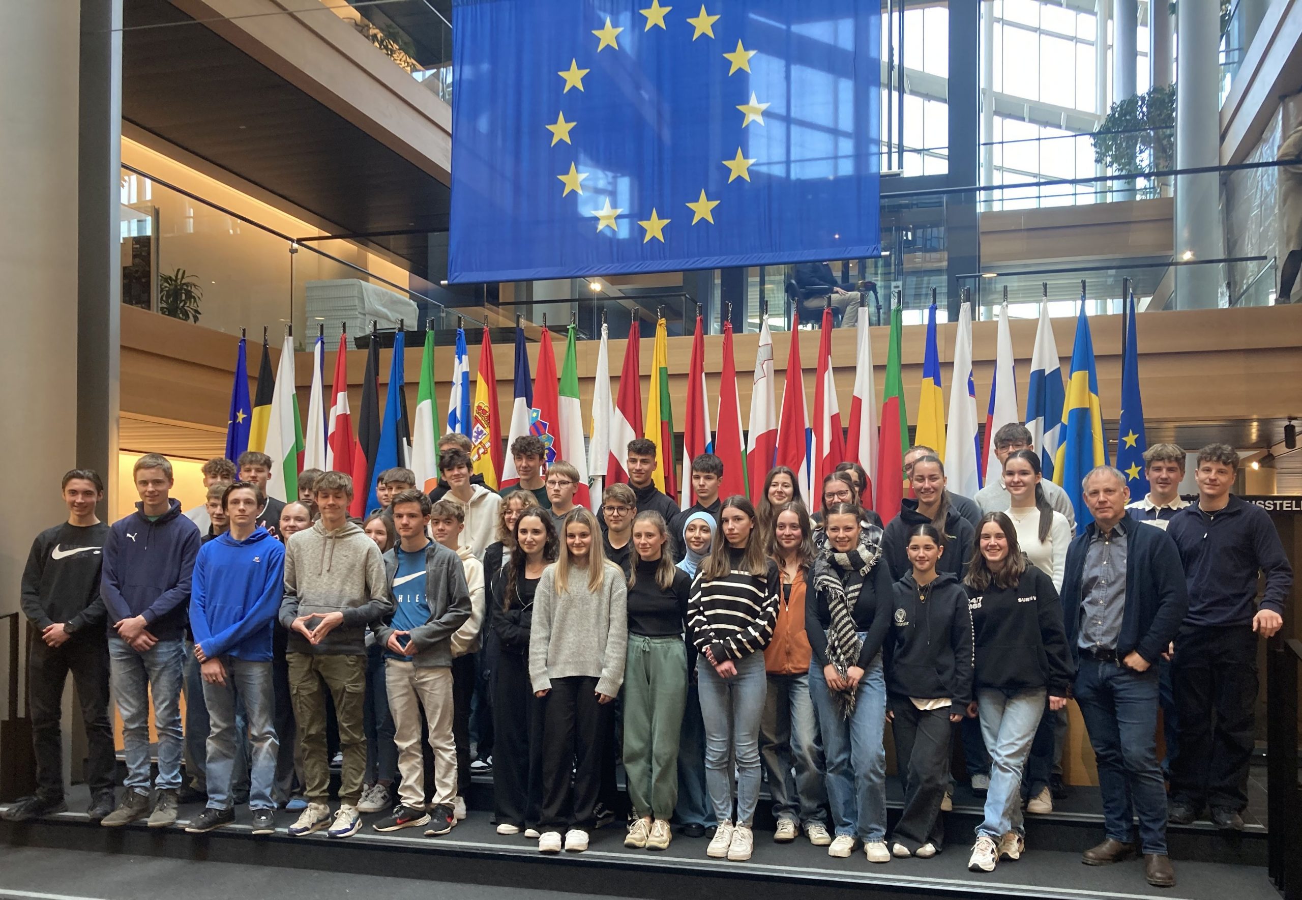 Im Europaparlament in Straßburg erleben die 10. Klassen im Plenarsaal Weltpolitik hautnah mit